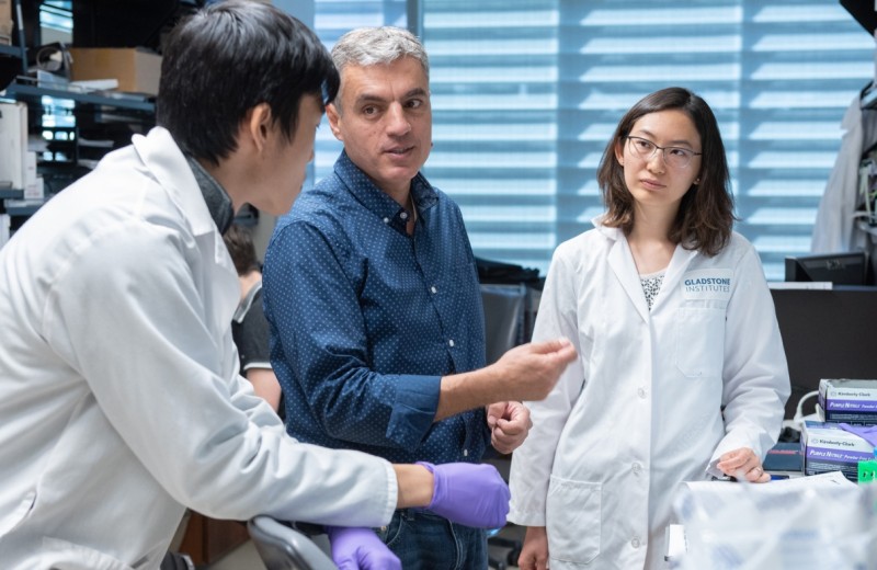 Jorge Palop talking to two trainees in the lab