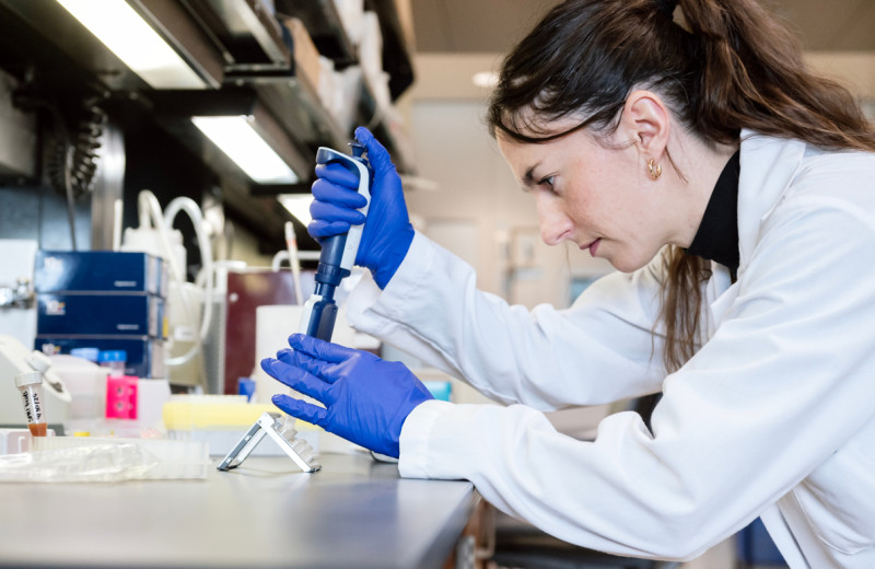 Julie Frouard working in the lab at Gladstone Institutes
