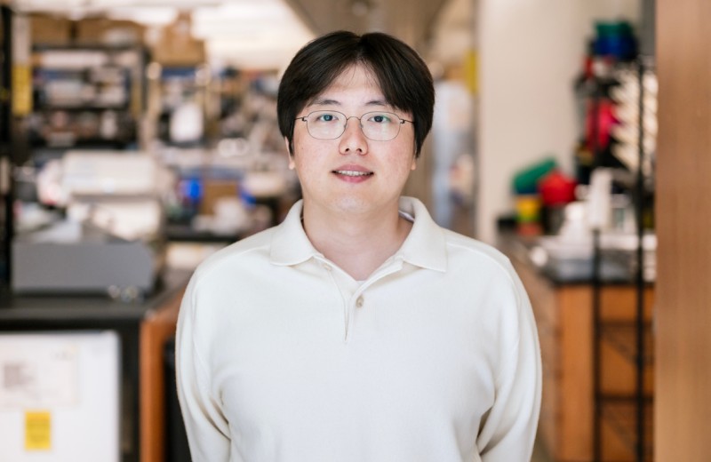 Headshot of Myung Jin Yang in the lab at Gladstone