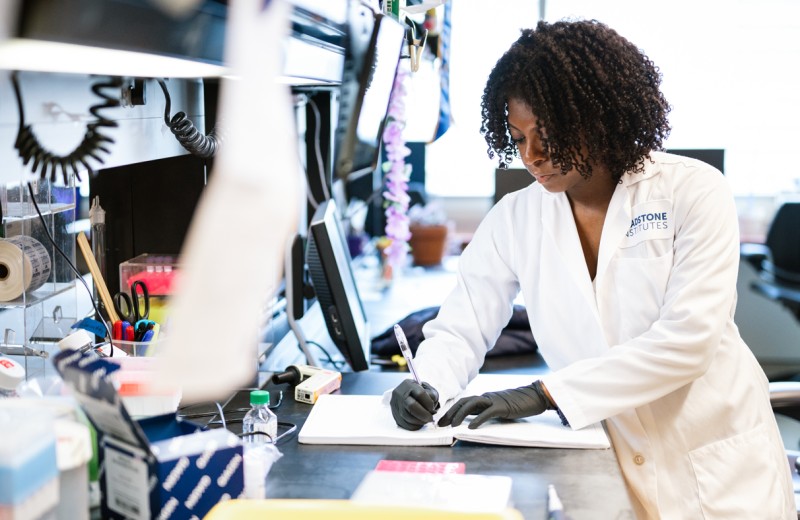Embark Scholar Bria Macklin working in the lab at Gladstone Institutes