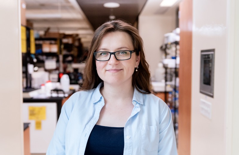 Yuliya Voskobiynyk standing in the lab at Gladstone Institutes