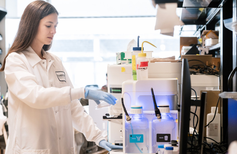 Jenny Umhoefer working in the Marson Lab at Gladstone Institutes