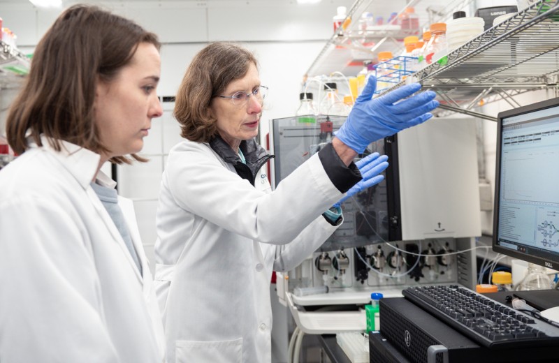 Gladstone Senior Staff Research Scientist Ursula Schulze-Gahmen and Research Associate II Maria McCavitt-Malvido