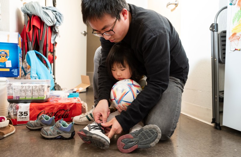 Gladstone Postdoc Zhaoqi Yan playing with his daughter.